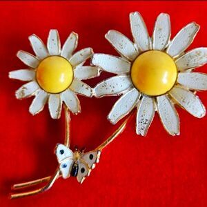 Vintage Weiss Daisy Flower Brooch with Butterfly